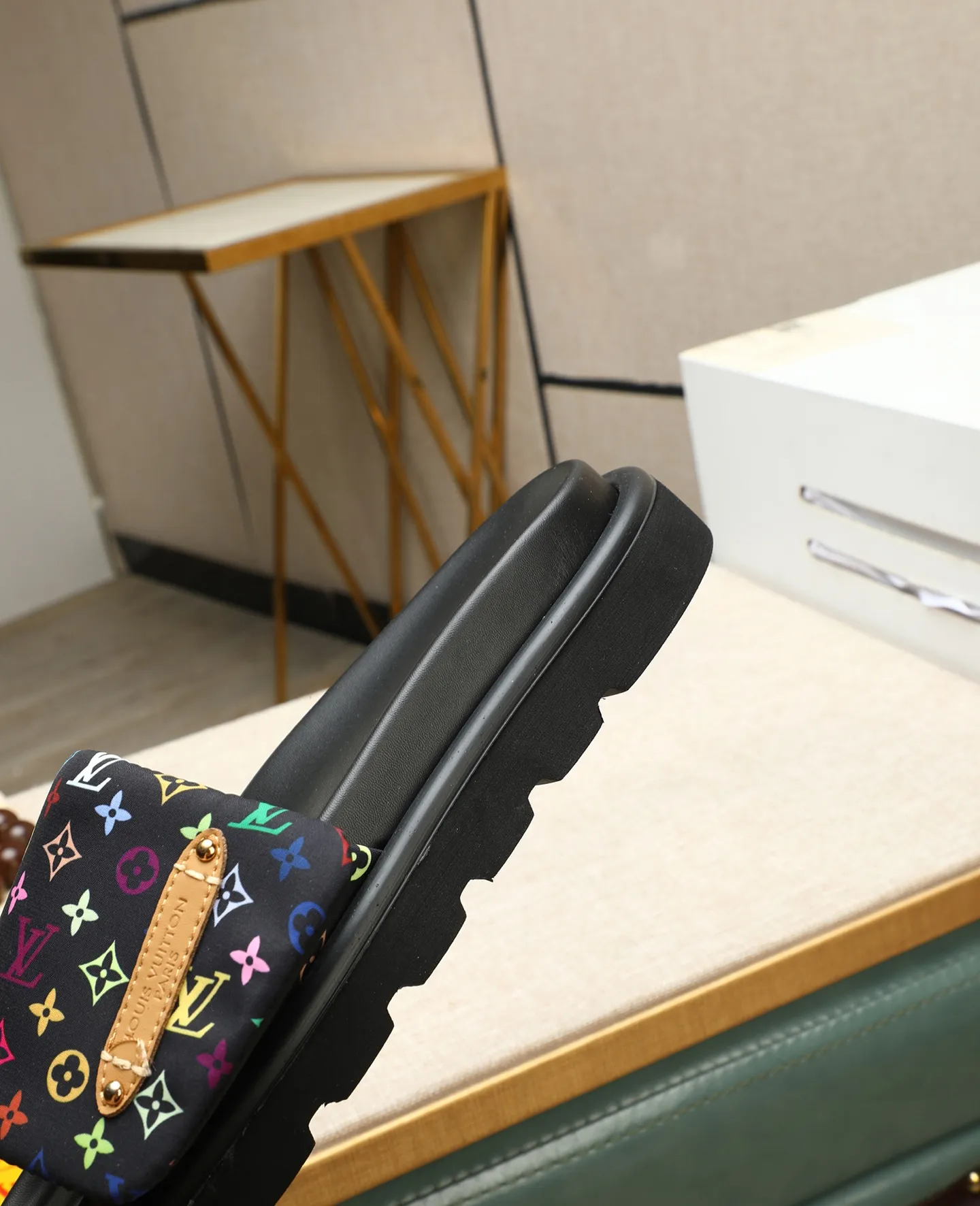 Factory price 360 ​​🐢🐢Men's shoes for couples, with drawer box [LOUIS VUITTON] Louis Vuitton, the latest LV official website printed wallet and men's and women's slippers 🔥🔥🔥 are now on the market. The drawer box is packaged with cloth bags and cards. The upper pattern looks very soft and waxy, and is a super versatile leg slimming tool. Fabric: Imported denim/down silk cotton embossed, LV hardware LOGO, official website pattern printing, lining: water-dyed sheepskin down filling, comfortable to wear, feet: high-elastic PU water platform. Sole: foam sole, heel height: about 5cm. Code number 36-44, (35 45 customized)